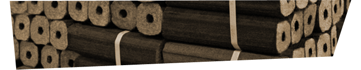 <strong>Briquetes</strong><br/>Estes briquetes são compostos 100%, por puro serrim de madeira de pinho, com níveis de humidade muito baixos. Sendo compactos por processo mecânico através de sem-fim, o que lhes permite obter altos níveis de compactação, <br/>sem ser necessário recorrer a qualquer aditivo.